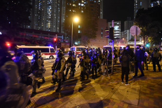 防暴警察驱散人群。