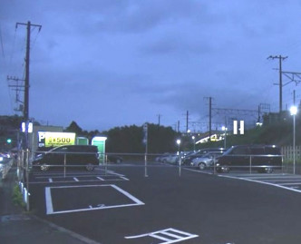 真鹤町一处停车场内的车内发现失踪华妇尸体。NHK