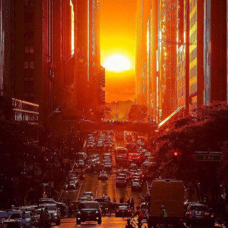 餘暉瞬間灑滿整個曼哈頓的街道。