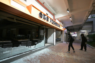 示威者打爆快餐店玻璃
