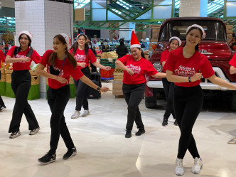 当地有超市员工被训练成舞蹈员，大跳家燕姐十字步助庆娱乐顾客。