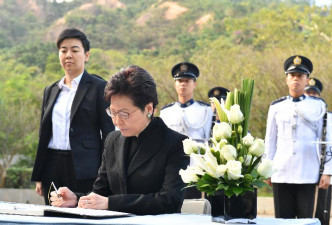 林郑月娥签署纪念册。 政府图片