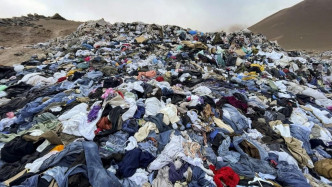 智利阿塔卡瑪沙漠的遺棄二手衣服堆積成山。 （網上圖片）