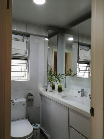 浴室设有通风窗，有助排走湿气。