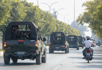 有軍隊在曼德勒街道上巡邏。AP圖片