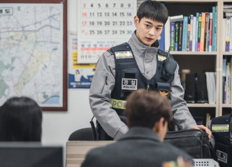 珉豪退伍后即客串韩剧《爱在大都会》，饰演巡警「吴东植」。