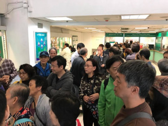 数十名市民走入邮局，与职员对质。网民Chu Yiu Fai图片