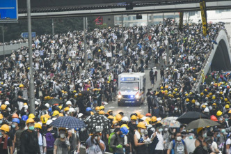 示威人士讓路予救護車。資料圖片