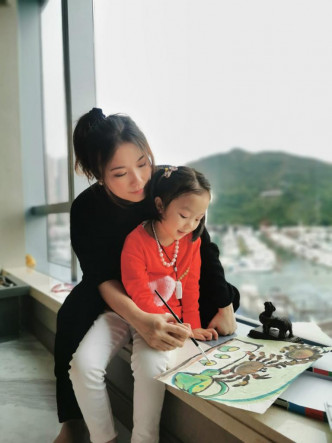 劉倩婷和4歲多的囡囡李仟辰一齊畫畫。