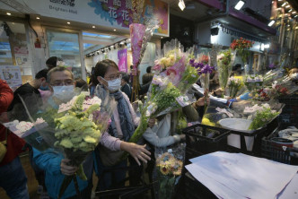 市民到花墟选购年花。