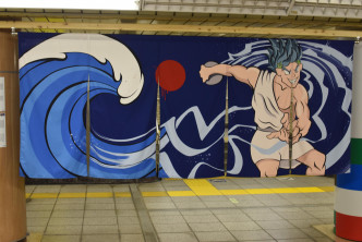三越前车站摆满以奥运为题材的画作。特约记者梁彦伟东京传真