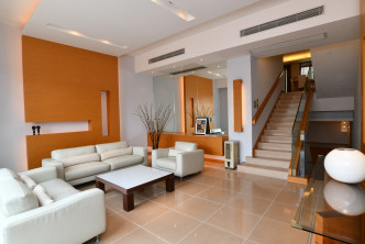 廳堂以白色及橙色設計，富有時尚氣息。