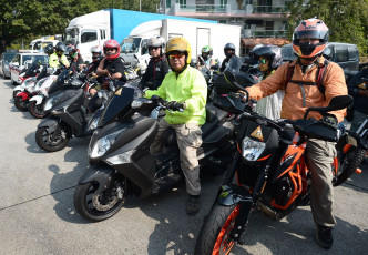 40多辆电单车由马鞍山慢驶游行至政府总部。