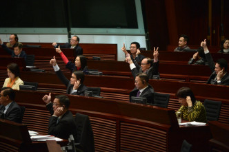 立法會晚上通過由建制派議員廖長江提出的修訂《議事規則》決議案。