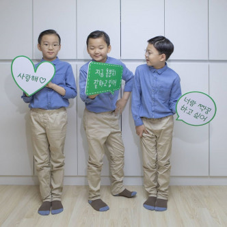 大韓、民國和萬歲展示他們的韓文手寫字體，三胞胎又長大了。