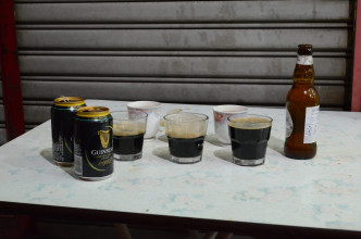 车祸后有亲友在店外摆放3杯啤酒作悼念死者。