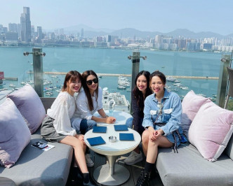 朱千雪、张嘉儿、岑杏贤及蒋家旻对着维港海景食午餐，认真写意。