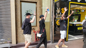旺角一批人展示手勢高叫反修例口號。