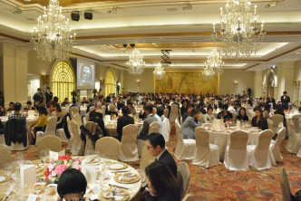 《TVB长期服务暨杰出员工-荣誉大奖颁奖典礼晚宴》晚上在尖东一酒店举行。