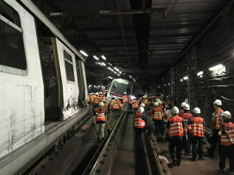 港鐵現時仍未完成移走相撞列車。港鐵圖片