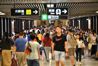 藍田站出現大批人潮。