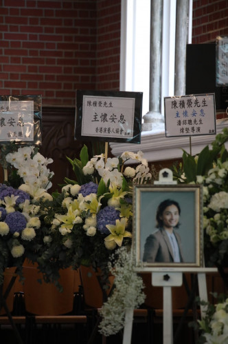 潘紹聰及香港演藝人協會送上花圈。