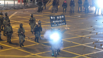 防暴警察驱散示威者