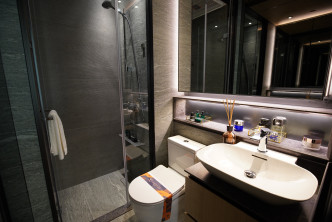 浴室地台及墙身均采用天然石灰纹路瓷砖铺砌。（18楼J室经改动连装修示范单位）