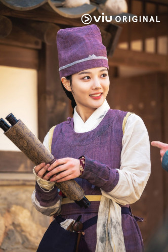 金裕贞饰演朝鲜首位女画家红天机。
