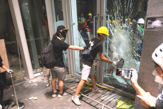 汤家骅质疑，如果是北京政府，会否哑忍香港成为无政府状态。资料图片