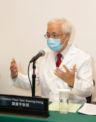 谭广亨教授对发现胆道闭塞的新发病机制感到振奋。港大医学院图片