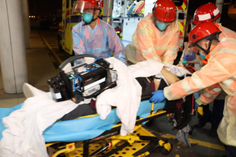 铁骑士伤重昏迷被送往玛嘉烈医院抢救。