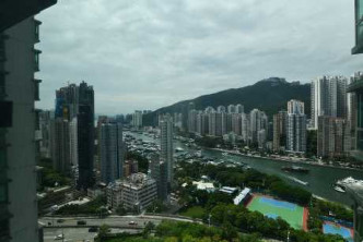 单位外望市景及香港仔西避风塘。