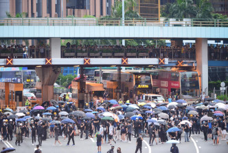 大批示威者傍晚衝出紅隧九龍收費廣場堵塞行車綫