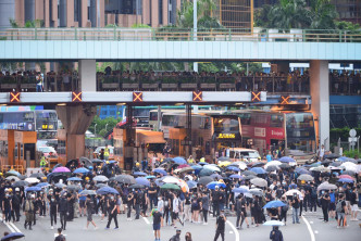 大批示威者傍晚冲出红隧九龙收费广场堵塞行车綫