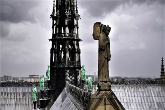 聖母院尖塔周圍的16座石灰綠色雕像，在大火前已運走。資料圖片