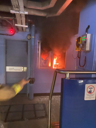 在车站投掷汽油弹及纵火等行为严重威胁乘客及员工的安全。