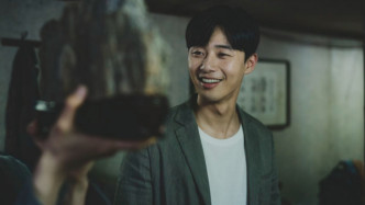 朴叙俊为《上流寄生族》客串，担任崔宇植好友兼补习老师。