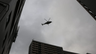 飛行服務隊直升機將男子送往東區醫院救治。