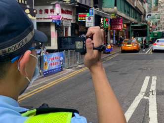 警員在尖沙咀廣東道一帶進行流動錄影執法。