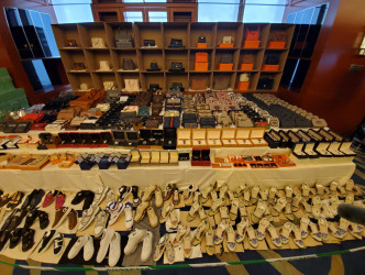 海关检获大批名贵衣服及鞋。