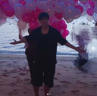 海邊粉紅色氣球夠浪漫。