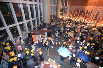 示威者闖入立法會大樓進行破壞。資料圖片