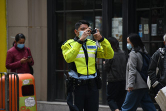 警方今早返回现场调查。杨伟亨摄