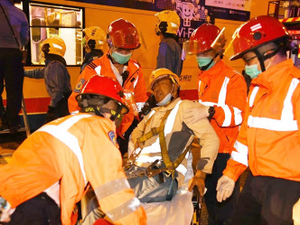 旺角城巴撞吊臂，兩工人受傷。
