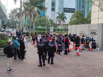 大批市民在西九龍法院外排隊輪籌聽審。