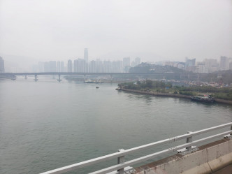 本港空气质素恶劣。