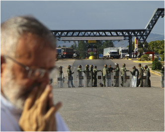 委內瑞拉軍方繼續封鎖邊境。AP