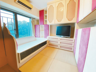 图中儿童房已有地台及订造家具，空间实用。