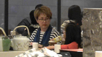 刘晓彤入到餐厅睇餐牌，此时终于跟囡囡有眼神交流喇！